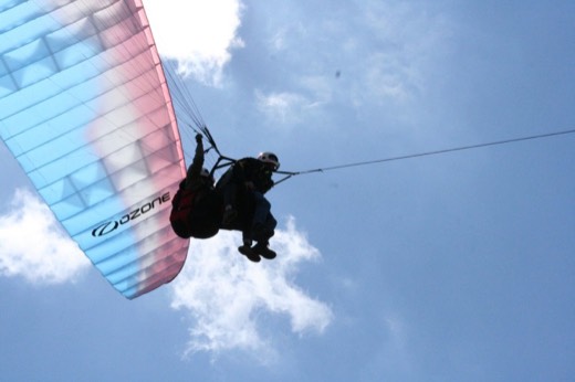 Gleitschirm von unten gegen den Himmel