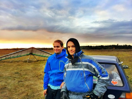 Pilot und Pilotin am Startplatz