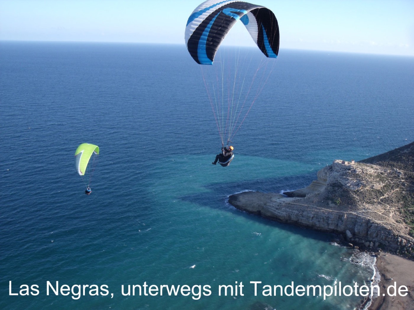Gleitschirme über der Küste von Las Negras, Andalusien